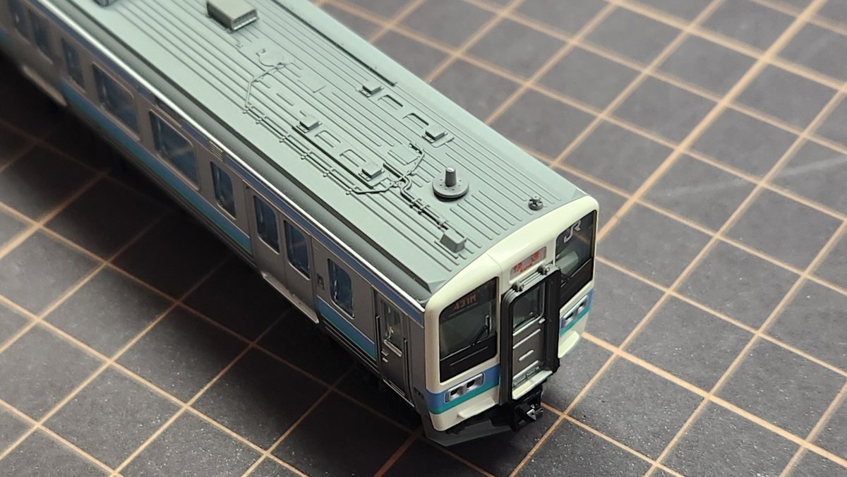joyjoy_model's tweet photo. KATO長野色211��のダブルパンタ撤去屋根が完成。不要な穴を埋めて屋根を再塗装しました。前面方向幕は幕式に改めて追々車番も修正していきます。取り敢えずはこれで。 https://t.co/SuAVQbjsnG