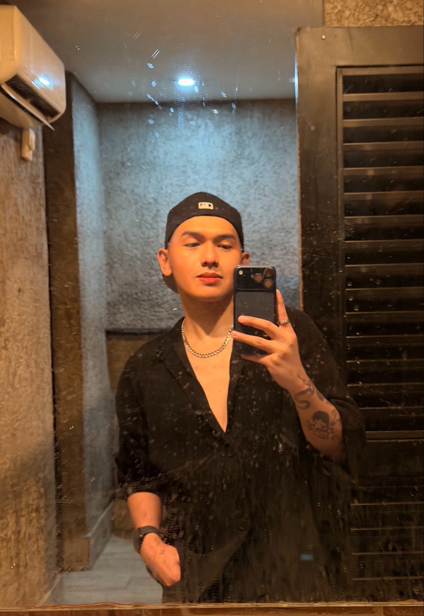 Lloooydy's tweet photo. last night https://t.co/1hNKDtdzKl