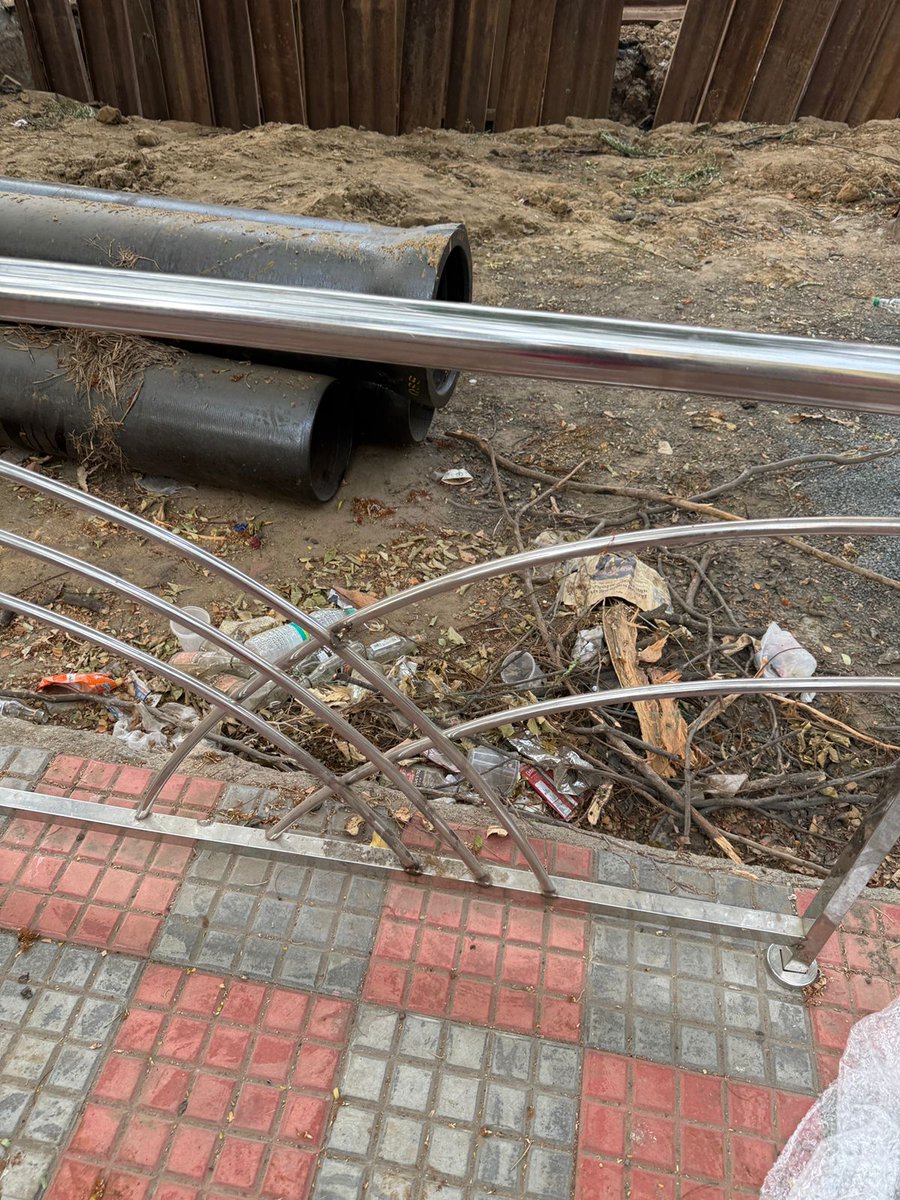 natahere1's tweet photo. @chennaicorp @CMOTamilnadu with school to reopen in a few days, it's worrisome to see the plight dav mogappair. Please help to close this. @ChennaiTraffic too many drunkards causing nuisance. Pls patrol and help @TOIIndiaNews @the_hindu @pttv_tweets @polimernews @dt_next https://t.co/QRAp6Tnsmj