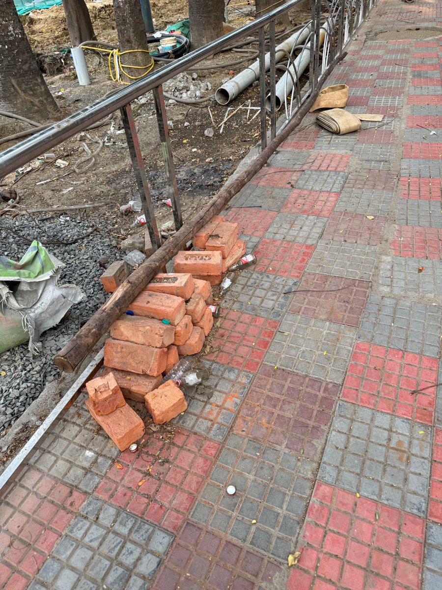 natahere1's tweet photo. @chennaicorp @CMOTamilnadu with school to reopen in a few days, it's worrisome to see the plight dav mogappair. Please help to close this. @ChennaiTraffic too many drunkards causing nuisance. Pls patrol and help @TOIIndiaNews @the_hindu @pttv_tweets @polimernews @dt_next https://t.co/QRAp6Tnsmj