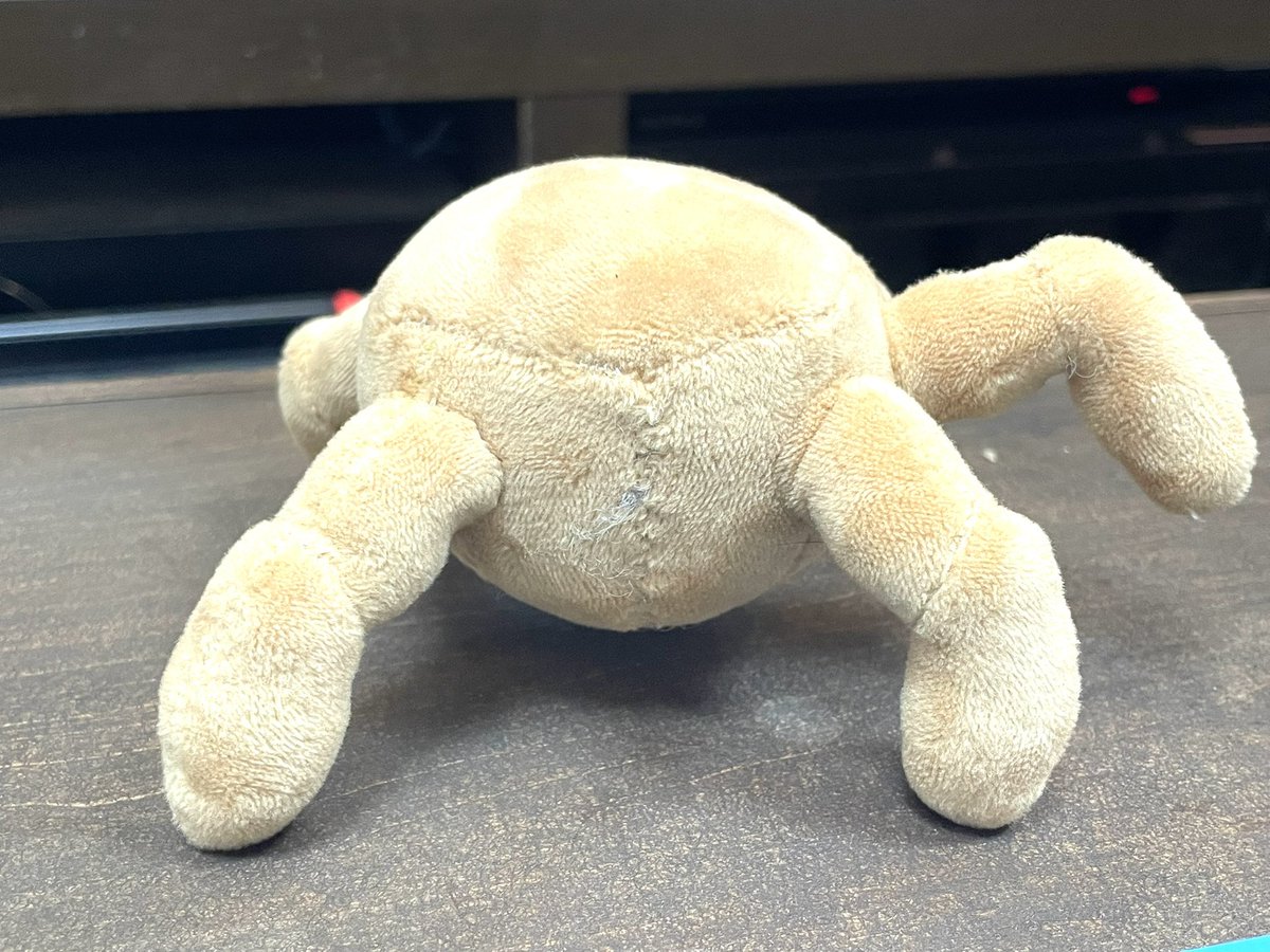 381's tweet photo. 間違って先に腕部分を筒にしてしまい軽く絶望したけど、そのまま立体で縫い付けて凌ぎここまではきたのです。一応針金入り。あとは刺繍。この型紙かわいー。 https://t.co/DXEmddYjHk