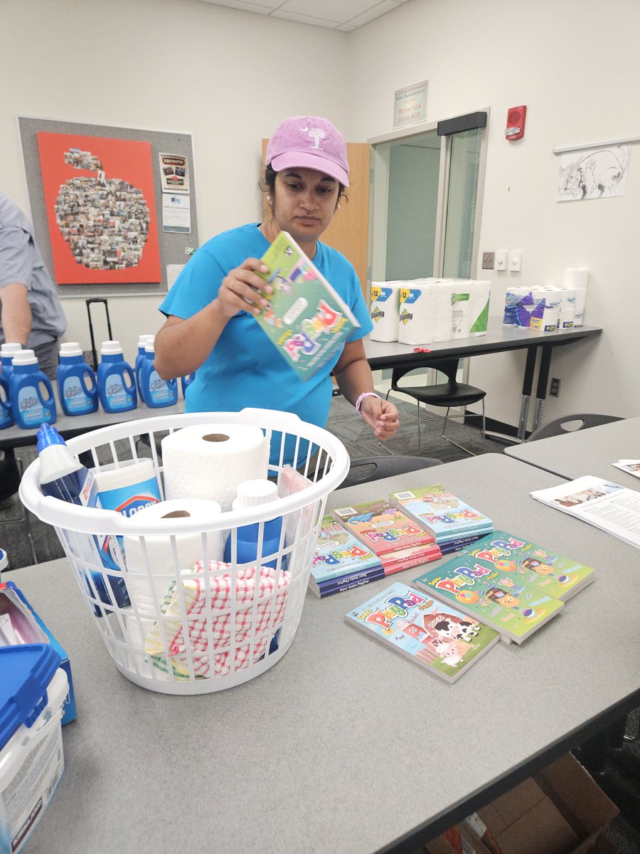 BronesHuber's tweet photo. @DukeEnergy volunteers assembled welcome home baskets for 36 scholars and their  families who will move into the new Family Scholar House at @ivysellersburg. Duke Energy Foundation supported Family Scholar House with a grant for the baskets and other assistance for families. https://t.co/vYRXU9QopY