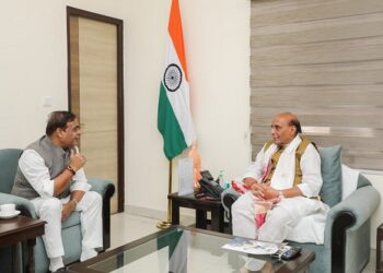 AssamTrendts9v's tweet photo. Assam CM HimantaSarma met Defence Minister 
Rajnath Singh in New Delhi to discuss Assam’s growing 
role in India’s defence sector.

The discussions focused on expanding defence 
manufacturing, attracting investment &amp; creating new 
opportunities for industrial growth in the state. https://t.co/vTfZNM76Dh