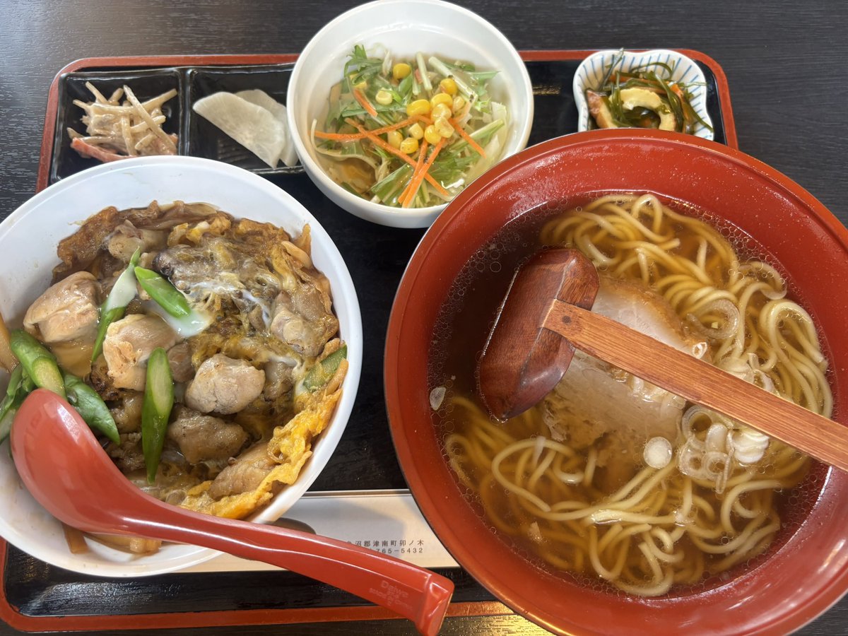 Tomidaya_TK's tweet photo. 今週のランチセット
親子丼とラーメン 小皿が嬉しい
鳥が燻されており親子丼は味増しさらに旬のアスパラも入っている、これでメインメニューにはないのかぁ
ごちそうさまでした🙏
#じゃんの㐂 #津南町 #R117 https://t.co/FA5IpCmwOE