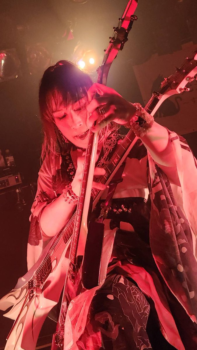 YOU97525715's tweet photo. こんにちは✨
遅くなりました💦
毎度おなじみの、ライブの次の日動けなくなるヤツでした💦
先日うちの弦歌が初出演した盲目ダイアリーさんのイベント無事終了🐈‍⬛🎵

見に来てくれた猫友の皆様✨✨✨
誘ってくれた盲目ダイアリーさん✨
EDGEさん✨
リンリ.さん✨
cabalerie cruxxさん✨
対バンさんを応援しに来ていた皆様✨
手刀のスタッフの皆様✨✨✨✨
 
本当にありがとうございました！✨

朝からハプニングに見舞われつつも💦
何とか無事に盲目ダイアリーさんのイベントで歌う事が出来て安心しました🐈‍⬛✨✨✨✨✨
呼んで頂けるって、本当に貴重で光栄な事だよね😹✨✨✨有難い🙏
しかも、出演者の方々も素晴らしい方ばかりで勉強になった🐈‍⬛✨✨✨

自分は今回失敗点もあり、今後の課題を残す結果になりましたが💦
新しい案が浮かんだので、今後に活かして見ようかと思ってます🐈‍⬛✨
頑張る(*•̀ㅂ•́)و"🔥
次回は10/25廃棄猫〜すてねこ〜にピッタリな🎃🦇🕸の季節

その時は皆で猫耳〜🐈‍⬛🐈‍⬛🐈‍⬛🎵🤣