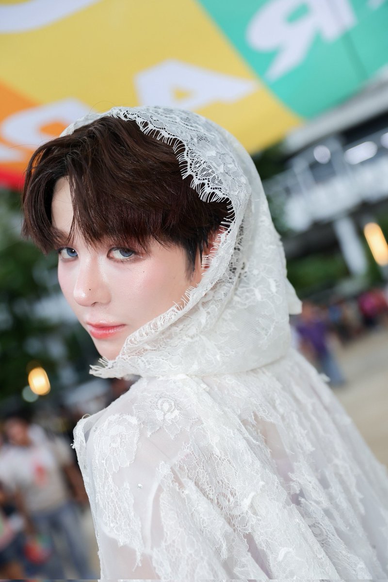Hello_asian's tweet photo. “เอิร์ธ กัษมนณัฏฐ์“ สะกดทุกสายตาใน Bangkok Pride 2026 
ทลายกรอบด้วยแฟชั่นสุดทรงพลัง "The Transparent Vanguard"
#BangkokPride2026 #cooheart #coo111

         เรียกเสียงฮือฮาได้ไม่น้อย เมื่อ “เอิร์ธ-กัษมนณัฏฐ์ นามวิโรจน์” #cooheart ปรากฏตัวในงาน Bangkok Pride Parade 2026 ขบวนพาเหรดเฉลิมฉลองเดือนแห่งความหลากหลาย ซึ่งเป็นปีที่ 4 แล้วที่เจ้าตัวเข้าร่วม โดยในปีนี้มาด้วยลุคแฟชั่นสุดจึ้งที่ไม่เพียงแต่สวยงามสะดุดตา แต่แฝงไปด้วยนัยยะและประวัติศาสตร์การต่อสู้อันลึกซึ้งของกลุ่ม LGBTQ+ ภายใต้คอนเซปต์สุดทรงพลัง "The Transparent Vanguard" เสื้อผ้าที่เราเคยสวมเพื่อเอาตัวรอด ในวันนี้คือกระจกที่เรากะเทาะออกเพื่อเผยตัวตน

          สำหรับชุดที่เอิร์ธและทีมงานร่วมกันออกแบบในครั้งนี้ ได้รับแรงบันดาลใจมาจากประวัติศาสตร์ของกลุ่ม LGBTQ+ ที่ในอดีตมักจะต้องซ่อนเร้นตัวตนอยู่ภายใต้ ยูนิฟอร์มของความเป็นชายแท้ (Heteronormative Uniform) เพื่อให้สังคมยอมรับและปลอดภัย ชุดนี้จึงเป็นการหยิบเอากลิ่นอายของชุดที่ทะมัดทะแมง มาลบกรอบเดิมด้วยการใช้ผ้าโปร่งใส เพื่อให้ชุดที่เคยมีไว้เพื่อปกปิดและกลมกลืนกับสังคมกลับกลายเป็นสิ่งที่ เปิดเผยและโปร่งแสงให้เห็นตัวตนที่แท้จริง สำหรับตัวเล็กๆ ที่ซ่อนอยู่ข้างในเป็น Inner-layer bodysuit ลายพิมพ์คลื่นสเปกตรัมสีรุ้งที่เต็มไปด้วยสีสัน เผยให้เห็นแก่นแท้ของจิตวิญญาณที่เปี่ยมด้วยความหลากหลายและสดใสเปล่งประกายผ่านกระจกที่กะเทาะออก เปรียบเสมือนพลังที่ไม่สามารถถูกกดทับด้วยกรอบของความเป็นชายได้อีกต่อไป

         โดยแฟชั่นลุคนี้ของ เอิร์ธ ไม่เพียงแต่แสดงถึงรสนิยมทางแฟชั่นแต่ยังเป็นกระบอกเสียงสำคัญที่ประกาศให้โลกเห็นว่า พลังแห่งความหลากหลายนั้นไม่สามารถถูกกดทับด้วยกรอบของสังคม งานนี้เรียกได้ว่าสมฐานะนักแสดงที่ขับเคลื่อนและเป็นแรงบันดาลใจให้ผู้คนเป็นตัวของตัวเองมาโดยตลอดอย่างแท้จริง