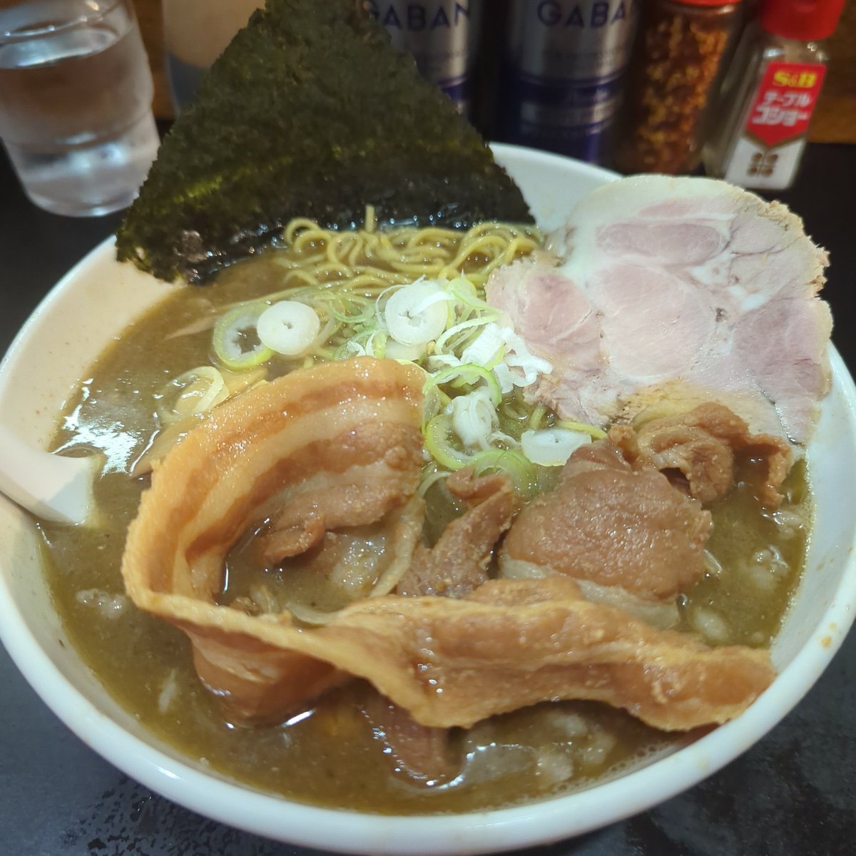 hatta333's tweet photo. がんこ四谷蟹蜆亀の手の100
出汁パンチヤバすぎぎうまスンギ
#鰻の麺活 https://t.co/Wr6DLojqrl