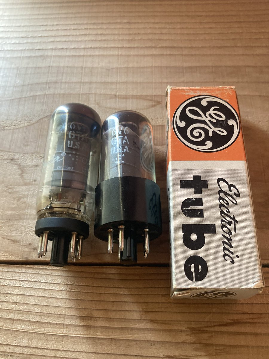 fineconetaro's tweet photo. 音量が上がらない80年製のフェンダーチャンプのパワー管交換。オリジナルのfenderロゴの入った71年GE製から同じく71年製のGTAにバージョンアップ。 https://t.co/Nvk1grDrog