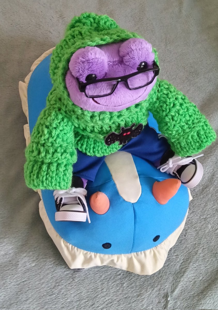 JeisonsHouse's tweet photo. 今日はかえるのピクルスの誕生日なのでうちのイマジナリーフレンドの蛾道(ガド)のコスプレをさせたピクルス(スミーくんと名付けました😊)を載せておきます🐸 https://t.co/vtK4SZSLM3