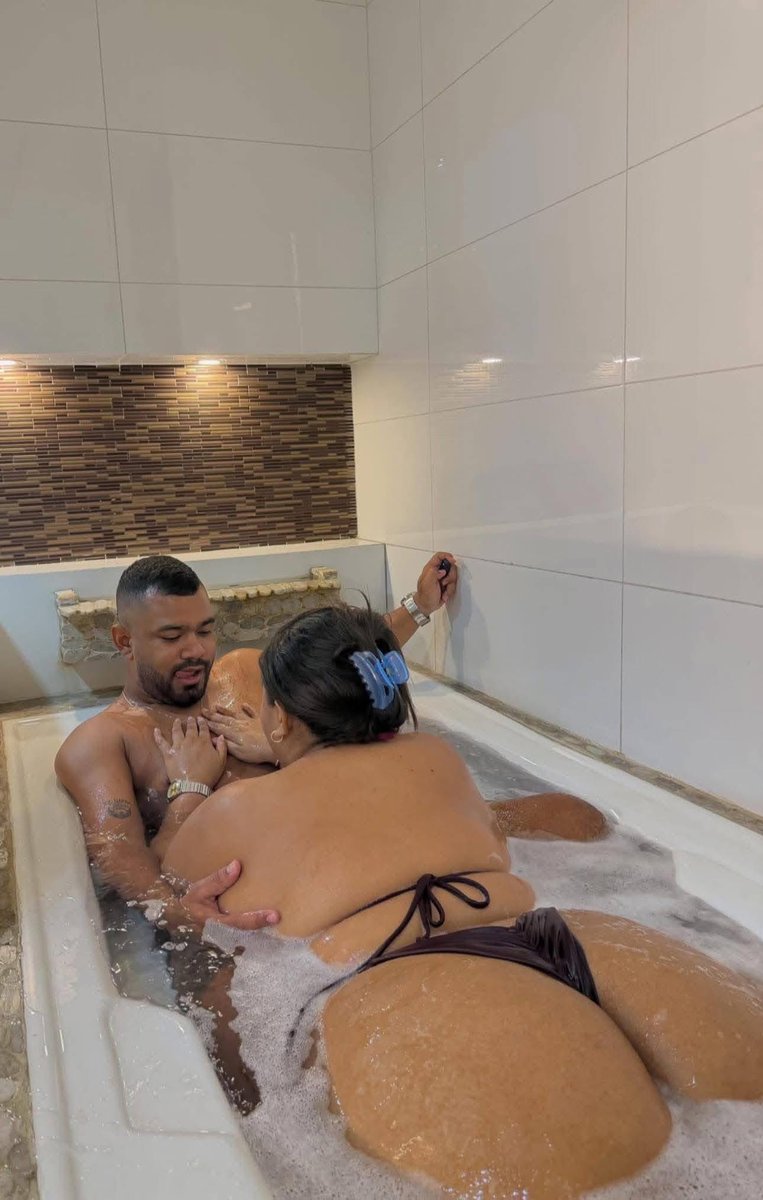 babeotswejang's tweet photo. Me and your girl after you told her to loose weight😋 https://t.co/e8TUaNJUp5