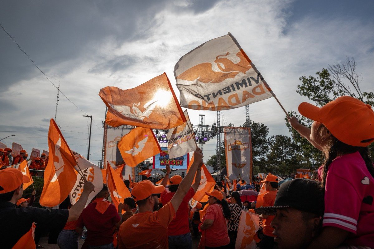 MovCiudadanoMX's tweet photo. Desde Saltillo, lo decimos fuerte y claro: ¡Las y los ciudadanos están listos para LO NUEVO! 🍊

Juntos sacaremos a la vieja política y haremos que Coahuila tenga la mejor opción de futuro. 💪

Este 7 de junio #VotaLoNuevo, vota Movimiento Ciudadano.🧡 https://t.co/eyQpjh7aPL
