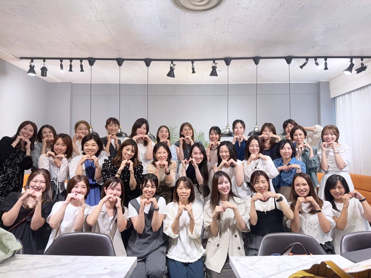 yoshimidesign's tweet photo. ／
オフラインだからこそ伝わる
熱量を感じた1日🥰✨
＼

土曜日は、ママフリ(@mamafuri_school )東京オフ会にメンターとして参加させていただきました✨

普段はオンラインでお話しすることが多いので、
実際にお会いできる機会は本当に特別🥹💞
「初めまして」の方も、
「やっと会えた〜！」の方もいて、
たくさんお話しできてとても嬉しかったです🥰

みなさんの近況や挑戦していること、
これから叶えたい未来を直接聞かせていただき、
改めて、
「本当に頑張っている方ばかりだな」
と私もたくさんの刺激をいただきました🌸

勉強会では真剣な表情で学び🌿
☑LPデザイン講義
☑グループワーク
☑X講義
など、すぐに実務で使える内容をしっかり学び、

交流会では笑いが絶えず、
たくさんお話して🍻

気づけばあっという間の1日😳✨
みんな喉が枯れなかったかな？と思うくらい、
本当にたくさんお話ししました〜🤣💞

オフラインだからこそ伝わる熱量や空気感、
そして「一緒に頑張る仲間がいる心強さ」を
改めて感じる時間になりました🥰
ご参加いただいたみなさま、
本当にありがとうございました🌸
またお会いできる日まで、
それぞれの目標に向かって一緒に頑張りましょう〜❣️✨

普段はオンラインでお話しすることが多いので、
実際にお会いできる機会は本当に特別です🥹💞

「初めまして💞」の方も、
「やっと会えた〜！💞」の方もいて、
たくさんお話しできてとても嬉しかったです🥰
個人的には、卒業後の近況報告をしてもらったのもとても嬉しかったです🌟

みなさんの近況や挑戦していること、
これから叶えたい未来を直接聞かせていただき、

改めて
"本当に頑張っている方ばかりだな"
と私もたくさんの刺激をいただきました🌸

勉強会では真剣な表情で学び、
交流会では笑いが絶えず、

気づけばあっという間の1日😳✨

みんな喉枯れなかったかな？と思うくらい
たくさんお話しした1日でした〜💞

オフラインだからこそ伝わる熱量や空気感、
そして「一緒に頑張る仲間がいる心強さ」を
改めて感じる時間になりました💞

ご参加いただいたみなさま、
本当にありがとうございました🥰

またお会いできる日まで、
それぞれの目標に向かって一緒に頑張りましょう〜❣️✨