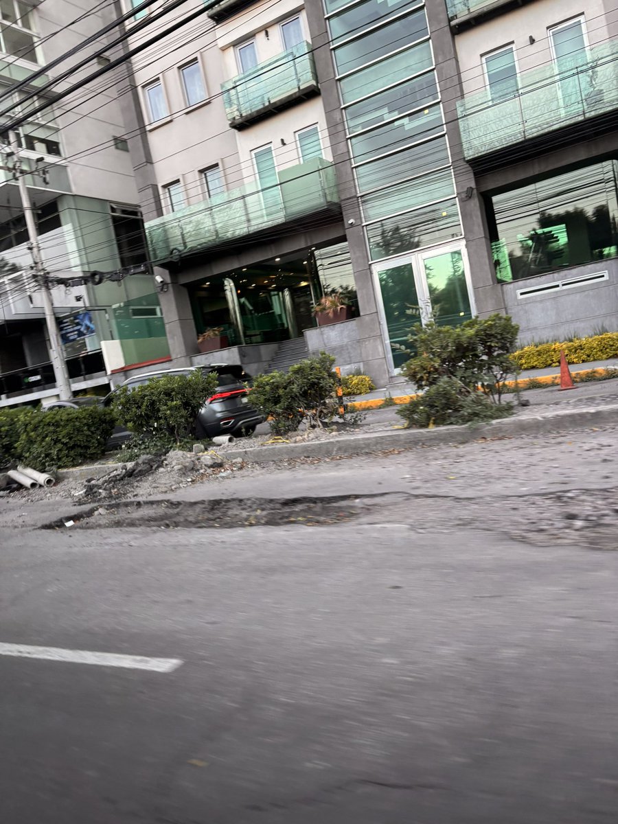 CalcaneoSofia's tweet photo. Prol. P.º de la Reforma 115, Santa Fe, Cuajimalpa.

Este tramo es una de las principales entradas a Santa Fe y actualmente presenta hundimientos, pavimento deteriorado, escombro y afectaciones en el camellón. Además de dañar vehículos, genera riesgos para miles de personas que transitan diariamente por la zona.

Solicitamos a @cuajimalpa_gob @SOBSECDMX @LaSEMOVI @locatel_mx atender y rehabilitar este acceso estratégico para mejorar la seguridad vial y la imagen urbana de Santa Fe.

#SantaFe #Cuajimalpa #CDMX #InfraestructuraUrbana #MovilidadSegura #Bacheo