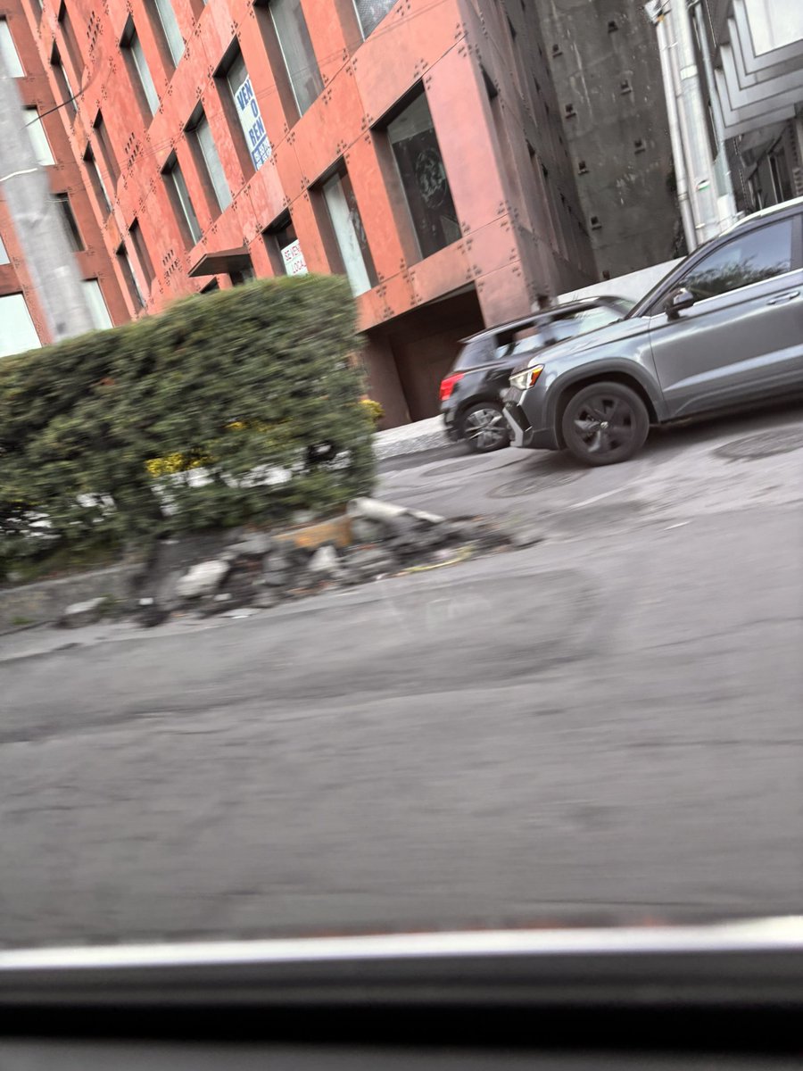 CalcaneoSofia's tweet photo. Prol. P.º de la Reforma 115, Santa Fe, Cuajimalpa.

Este tramo es una de las principales entradas a Santa Fe y actualmente presenta hundimientos, pavimento deteriorado, escombro y afectaciones en el camellón. Además de dañar vehículos, genera riesgos para miles de personas que transitan diariamente por la zona.

Solicitamos a @cuajimalpa_gob @SOBSECDMX @LaSEMOVI @locatel_mx atender y rehabilitar este acceso estratégico para mejorar la seguridad vial y la imagen urbana de Santa Fe.

#SantaFe #Cuajimalpa #CDMX #InfraestructuraUrbana #MovilidadSegura #Bacheo