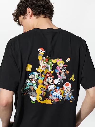 livedoornews's tweet photo. 【全4種】ユニクロ「UT」と「マリオカート ワールド」がコラボ！ 8月中旬発売
https://t.co/5FOwABi0Iu

レースの臨場感、個性豊かなキャラクターの魅力をデザインに落とし込んでおり、「スーパーマリオカート」風のアートが描かれたものや、「ステッカー」がプリントされたものなどが登場する。 https://t.co/CdqeNZLw3N