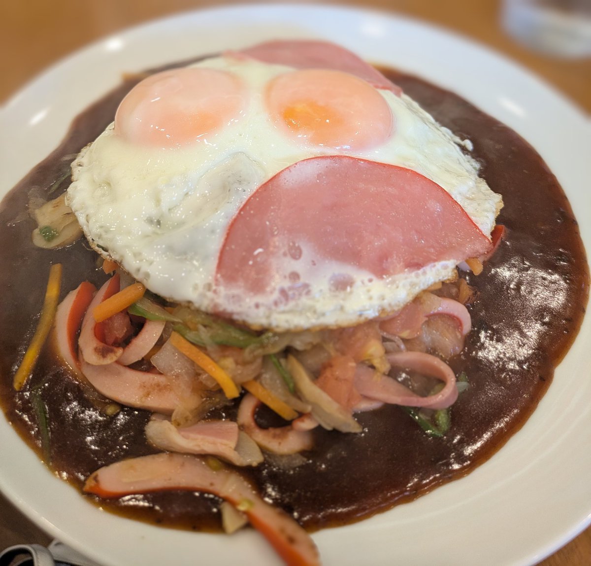 STMEPRES's tweet photo. 学長は今ランチを食べに外に出ています。何を食べているの念写しました。なんだ、いつもとおんなじ。ミラカン・ハムエッグ。 https://t.co/ycqKGShWfV