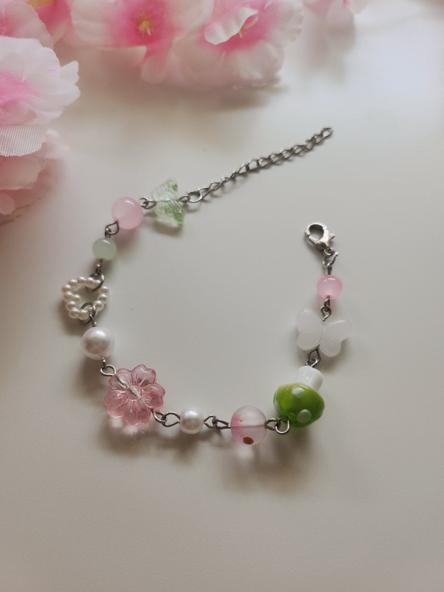 Wicked_Fox_VT's tweet photo. 🩷NOUVEAUTES 💙

Plein de petites nouveautés sont arrivés sur le ko-fi et la boutique en ligne ! 

Très heureuse d'enfin vous montrez le drop du mois de juin https://t.co/4gF8CeJt0I