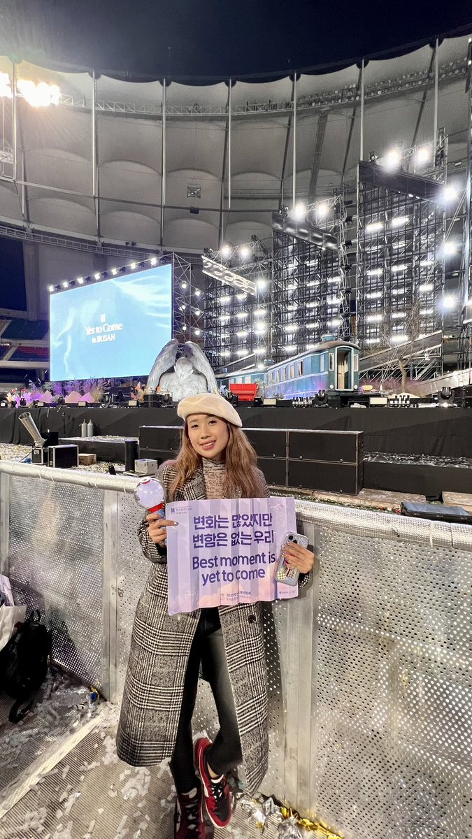 ayasthv's tweet photo. FIRST BTS CONCERT VS LATEST BTS CONCERT https://t.co/Tajha0plpr