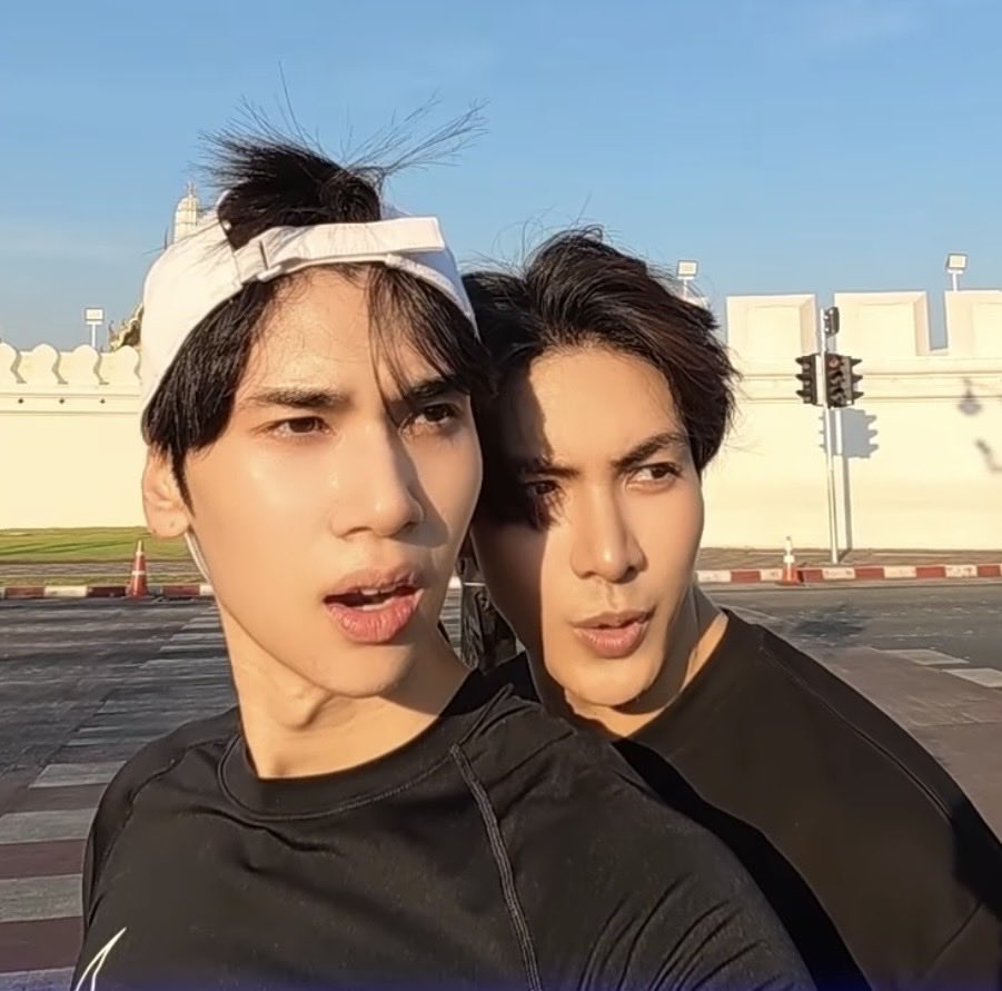 makeitjoong_'s tweet photo. These pictures radiating the same meme energy 😆 https://t.co/FwXcChGBwP
