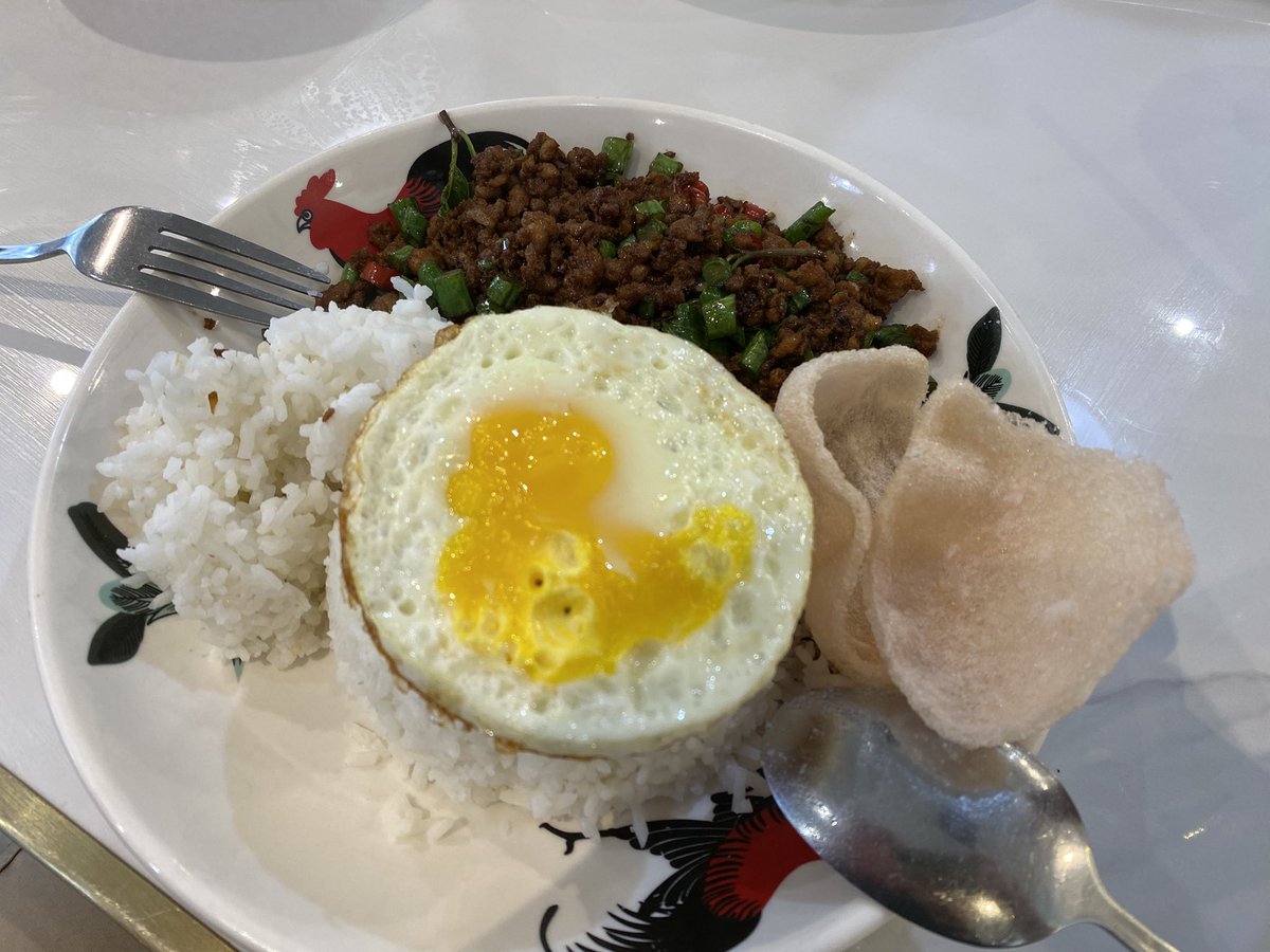 chiek426's tweet photo. 午餐
-主食：打拋豬肉飯
-飲料：鴛鴦奶茶
-甜點：燒仙草剉冰
🤤🤤🤤🤤🤤🤤 https://t.co/pbc7xHNw6K