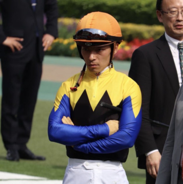 oikirikeiba's tweet photo. ルメールさんと川田さんがオコ

2着ウィクトルウェルス
ルメール騎手「勝ち馬は重賞実績があって56キロ。この馬は重賞実績がないのにハンデ（57キロ）が良くなかったですね」

3着ダノンシーマ
川田騎手
「勝ち馬だけ明らかに実績に見合わない軽い斤量でしたので、ぜひ検討してもらいたいと思います」 https://t.co/WqU2nK51Ms