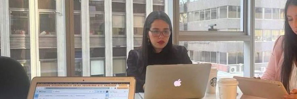 RealNoFakeHuman's tweet photo. @nicolesalinasa Parasito, usando equipos de marca para abrir powerpoints. Asquerosa https://t.co/kQ32m0RG0Z