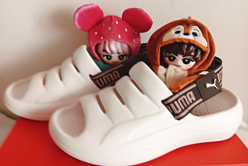 PUMAさんのフロートフィットサンダル Jasmine Flower-Chocolate Brown