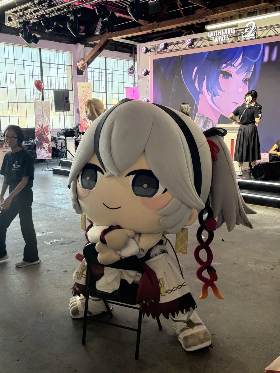 R_cos_99's tweet photo. 全世界の漂白者の皆様大変長らくお待たせ致しました
ロサンゼルスで目撃したツバキぬいです
ご確認下さいませ

#めいちょう２周年 #echoesofthestars #wuwa2years https://t.co/vEMZw5Hwll