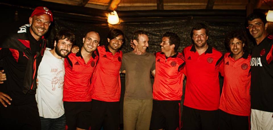Luca7925_'s tweet photo. Flaco Skay con el plantel de River https://t.co/GsYAo7RDqX