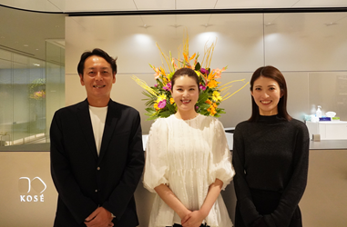 KOSE_group's tweet photo. ＼#KOSESTORY を更新 📝 ／
メイクしたての仕上がりを一日中キープしたい――。そんな悩みに応え、多くの支持をいただいている「#メイクキープミスト」

「メイクの仕上げにミストを吹きかける」という新たな化粧習慣の定着を目指す挑戦の舞台裏に迫ります✨

▼詳しくはこちら
https://t.co/gEskZsCOjc https://t.co/hyp0IJrxdp