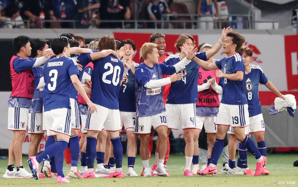 KenYoshi0802's tweet photo. 昨夜の日本対アイスランド戦。

90分試合を見て、自分たちと重なる部分があるなと感じました。フォーメーションも3-4-2-1で、相手は完全にブロックを敷く展開。

引かれた相手を崩す難しさはあったものの、最後にゴールを決め切る力と、無失点で試合を締める力はさすが日本代表だなと思いました。 https://t.co/NUSjkKXTBF