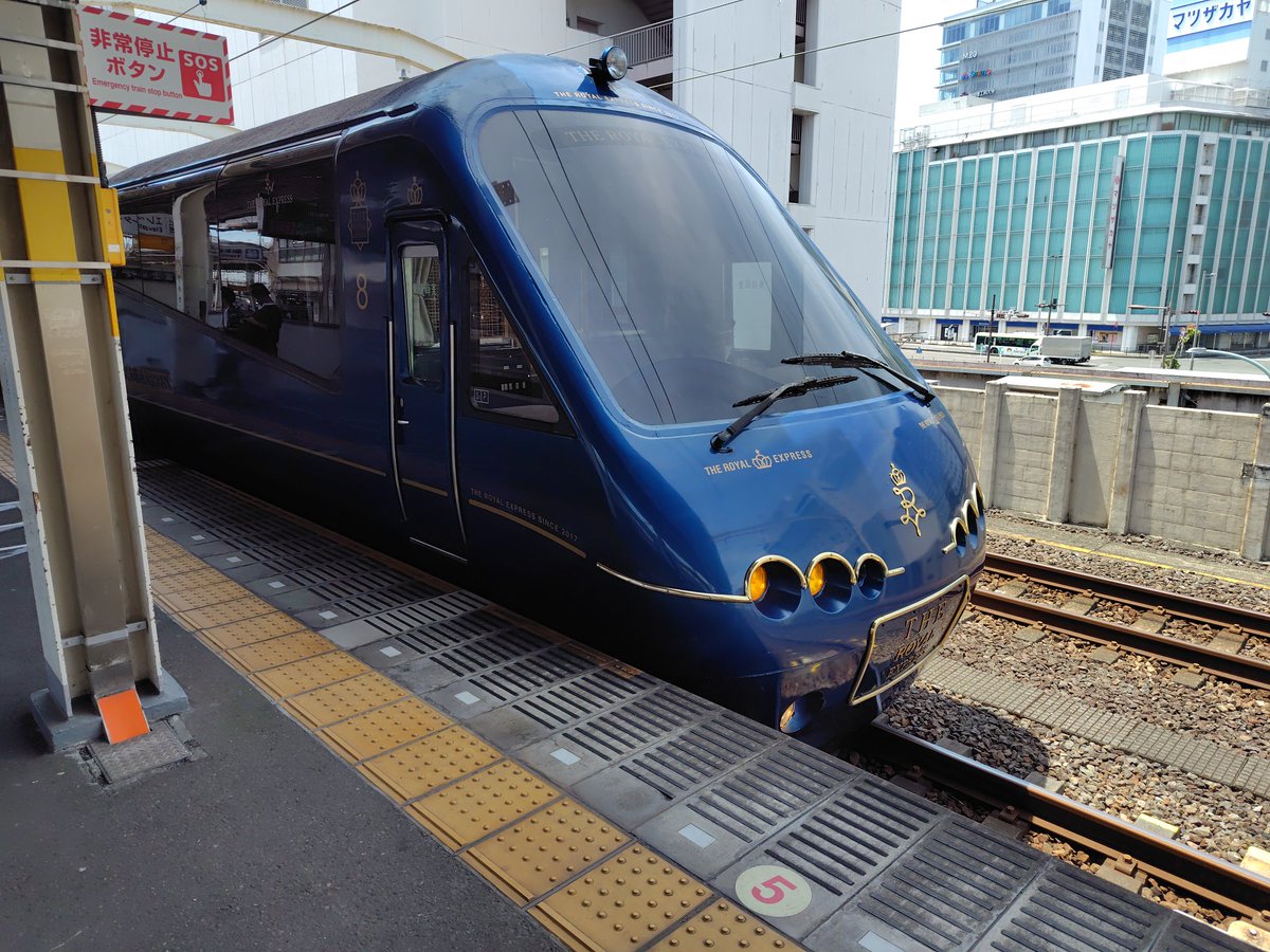 cpe51's tweet photo. 予定終えて静岡駅着いたら見慣れない電車がいた✨✨
レアなやつだよね？
THE ROYAL EXPRESS

豪華なお食事が！ https://t.co/VVi8xJmwNl