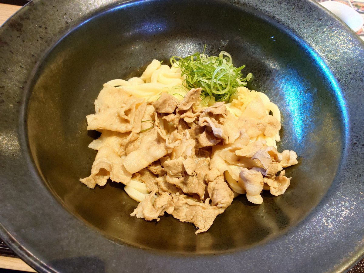 hory_ramen's tweet photo. 今日のランチは肉讃岐もっちりうどん源次郎座間相模が丘店にて霧島黒豚の肉讃岐うどんぶっかけ冷+鶏玉天セット。焼肉キングや丸源ラーメンなどを展開する物語コーポレーションの新ブランド1号店。
その場で削るかつお節など面白い演出も有り。味は無難に美味しい感じでした。
#もっちりうどん源次郎 https://t.co/IB1jYrRXhb