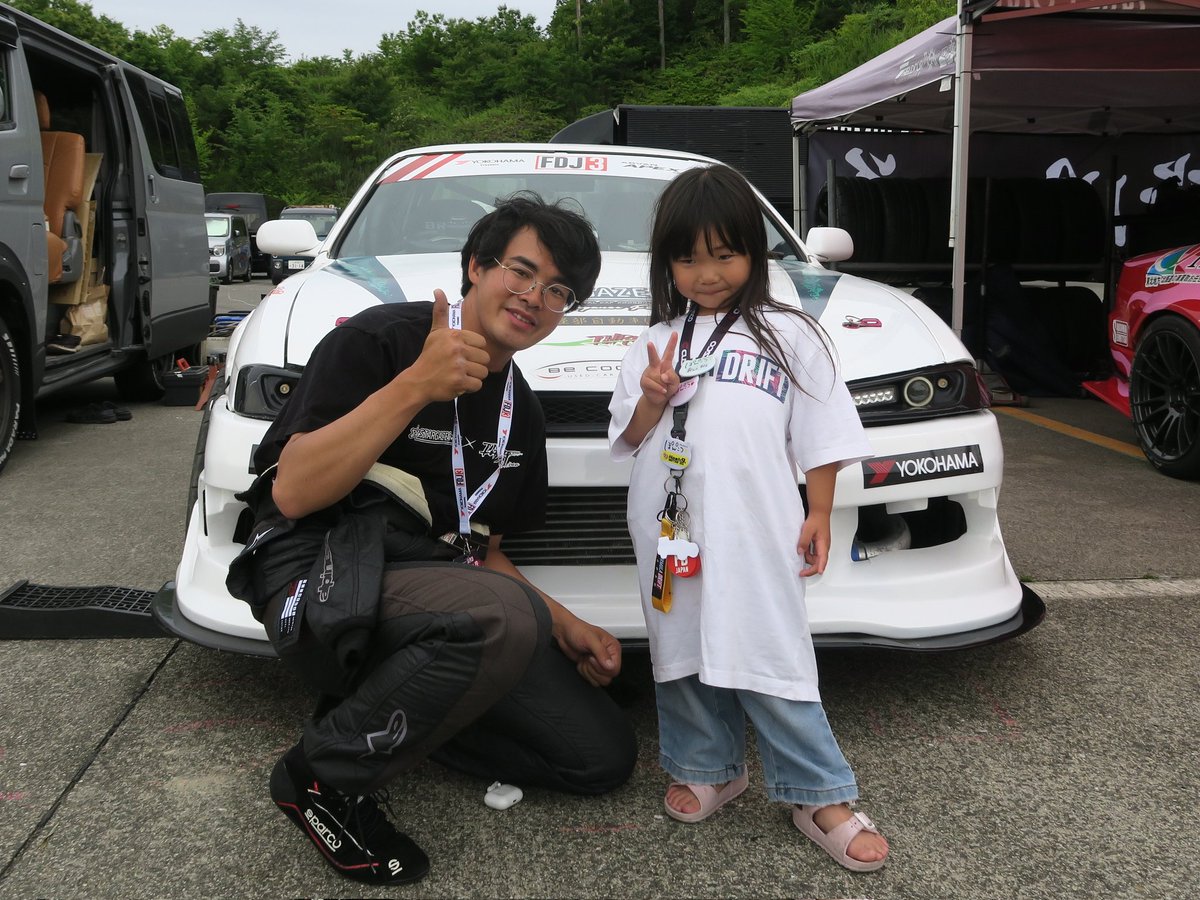 Taisho_1226's tweet photo. 開幕前から気になって仕方なかったのがこの選手❗
ロングネームを持つショートスリーパーのドリフター❗
他選手の修理に積極的に入り、コースへ送り出す姿は凄く男前🥹
今シーズン腕を磨いて活躍してほしい選手です✨

 #水戸部亜門錠治郎
 #STARGAZE_Racing
 #FDJ3
 #鈴鹿ツインサーキット https://t.co/5AYwLqEHyL