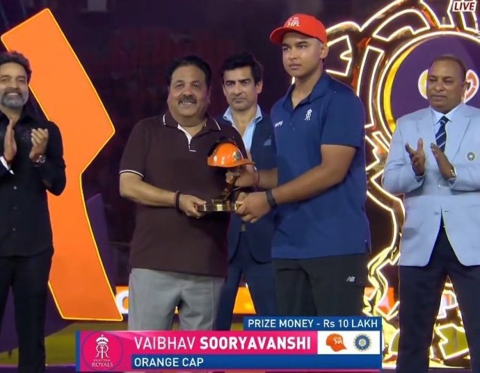 Dinesh86525900's tweet photo. कल IPL का Final तो RCB ने जीत लिया लेकिन अवॉर्ड और पैसों की असली बारिश तो वैभव सूर्यवंशी पर हुई।

1-Orange Cap: 10 लाख 
2-MVP: 15 लाख 
3-सुपर स्ट्राइकर: टाटा सिएरा 
4-इमर्जिंग प्लेयर: 10 लाख 
5-सुपर सिक्सेस: 10 लाख 

यानि कि Vaibhav Sooryavanshi को कुल 5 अवार्ड मिले जिसमें उनको 45 लाख रुपए और एक टाटा सिएरा कार मिली है।

मात्र 15 साल की उम्र में एक ही सीजन में इतनी बड़ी उपलब्धि हर एक अवॉर्ड पर कब्जा जमा लिया जिसे हर खिलाड़ी बस देखता रहा।