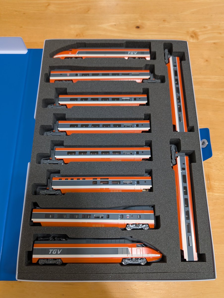 DEHA5022's tweet photo. YN管理さんのTGV用ウレタンとKATO復刻デザイン車両ケースを使って、TGVをケース１つに収納してみました。
いにしえ感がなんとも言えません‼️

@uretan_seisaku https://t.co/fVDEeV8y2v