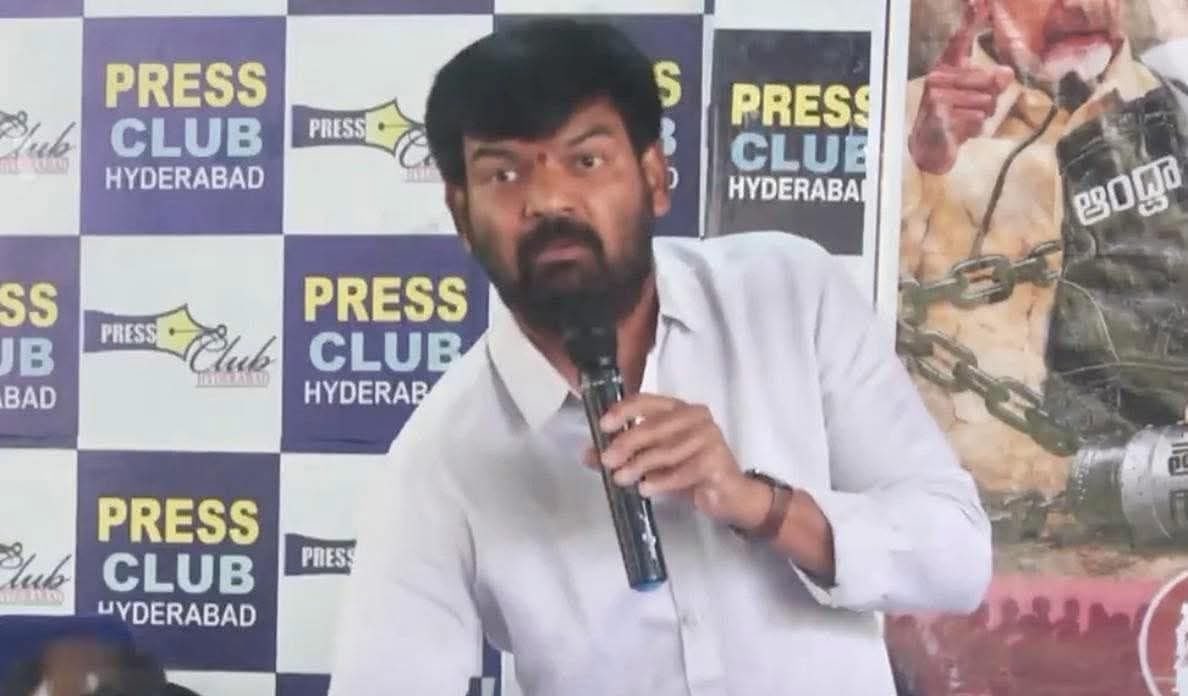 JspBVMNaresh's tweet photo. ఆంధ్రా ఎన్టీఆర్ విగ్రహాలు తెలంగాణా కాదు కాబట్టి పట్టుకెళ్ళి���ోవాలి అన్నావు బాగానే ఉంది 🤦‍♂️🤦‍♂️

విదేశాలు నుండి అంతమంది వచ్చి సాఫ్ట్వేర్ కంపెనీలు పెడుతున్నారు వాళ్లు కూడా తెలంగాణా కాదు వాటిని కూడా తీసుకెళ్లిపో అంటావా ఎర్రిపప్ప బెవకూఫ్ 💦💦💦 https://t.co/0spdcSl033