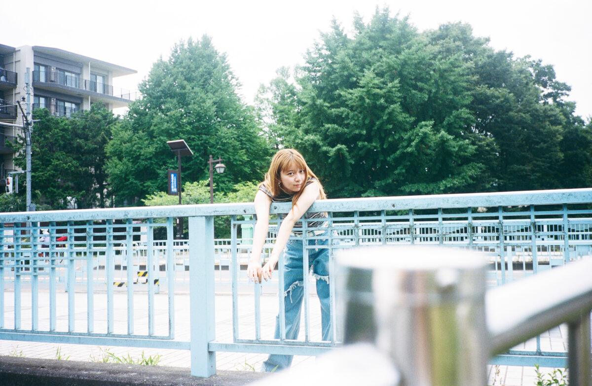 fashionjp's tweet photo. 【6月1日は写真の日📷】
 #上白石萌歌 さんの過去連載から、写真家たちとの神対談を一挙プレイバック！ 

「カメラを向けるって暴力的な行為かも」松岡一哲
🔗https://t.co/eUr0sFsSG8
「萌歌ちゃんにも焦りってあるの？」野口花梨
🔗https://t.co/8MFSS0I7wZ
「この毎日を忘れたくないと思った事がきっかけ」石田真澄
🔗https://t.co/MwElCzK6O6