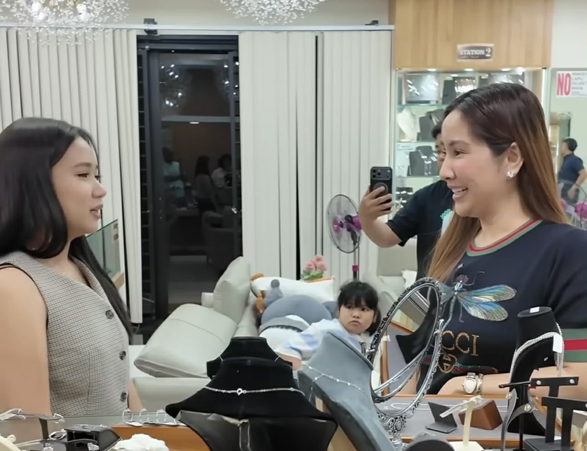 ChikkanessAve's tweet photo. May duda nga ba si Mam Elma sa mga alahas na inireregalo sa kanya ni Sir Geybin? 

Binisita niya kamakailan ang Maddox Jewelry showroom sa Marikina para ipasuri ang value ng mga ito, habang namili na rin ng Mother’s Day gifts at regalo para sa sarili. 

Alamin ang buong katotohanan sa likod ng kanyang pagbisita at ang sagot niya sa mga nagsasabing "materialistic" siya sa pinakabagong vlog ng Maddox Jewelry!

#MaddoxJewelry #MamElma #TheChikkaness