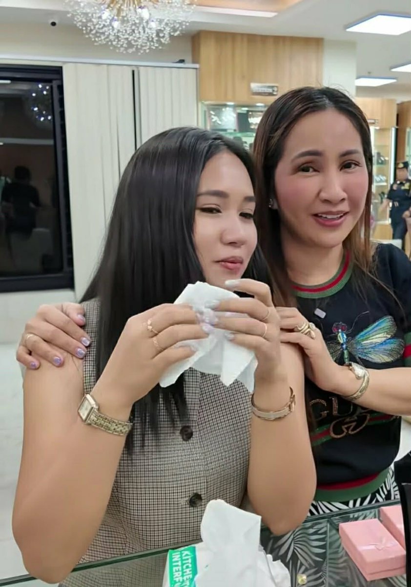 ChikkanessAve's tweet photo. May duda nga ba si Mam Elma sa mga alahas na inireregalo sa kanya ni Sir Geybin? 

Binisita niya kamakailan ang Maddox Jewelry showroom sa Marikina para ipasuri ang value ng mga ito, habang namili na rin ng Mother’s Day gifts at regalo para sa sarili. 

Alamin ang buong katotohanan sa likod ng kanyang pagbisita at ang sagot niya sa mga nagsasabing "materialistic" siya sa pinakabagong vlog ng Maddox Jewelry!

#MaddoxJewelry #MamElma #TheChikkaness
