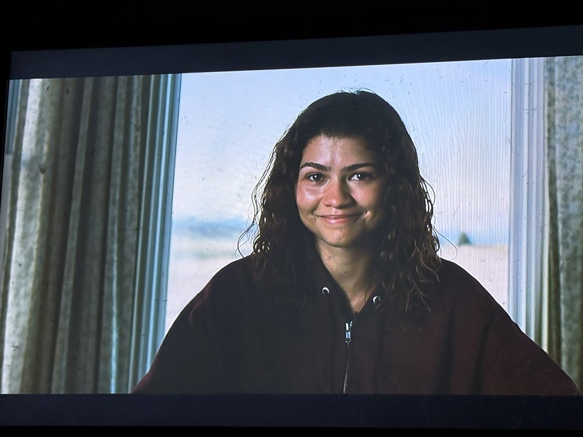 jay93389's tweet photo. I was shocked after the first half of the episode 😔 Zendaya deserves all the awards! Stay off twitter to avoid spoilers. No matter how chaotic the show got it will be missed! #Euphoria https://t.co/DH2X1lW1EC