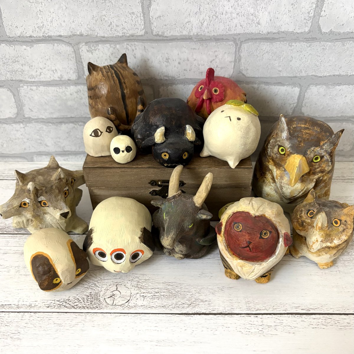 StitchripperD's tweet photo. デザインフェスタvol.63で、穴熊舎さんからお迎えさせていただいた塗り壁さんです♡
《 @anaguma_sha 》
わが家の「穴熊舎さんコーナー」に仲間入りです！！完売していた河童さんもいつかお迎えしたいですが、ドラゴンさんと九尾の狐さんも一緒に並べて眺めたいです！！ https://t.co/ukMZInRcYN