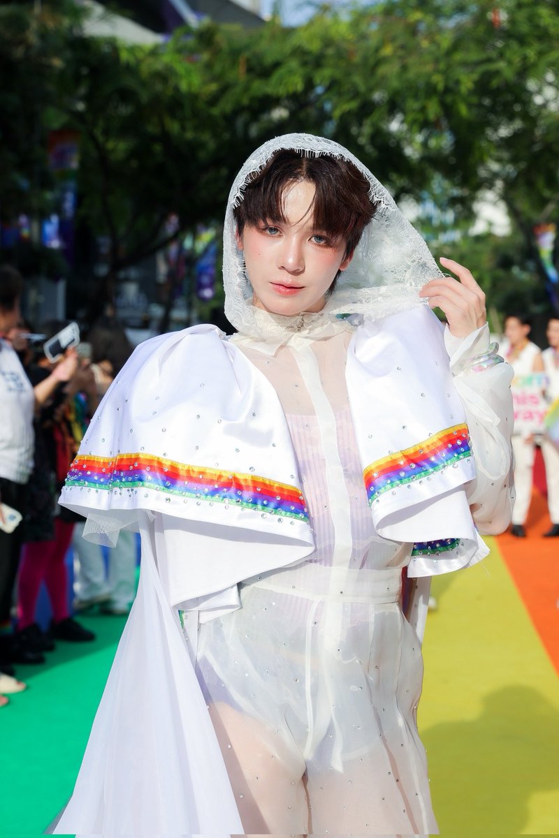 theseriesy_th's tweet photo. “เอิร์ธ กัษมนณัฏฐ์“ สะกดทุกสายตาใน Bangkok Pride 2026 ทลายกรอบด้วยแฟชั่นสุดทรงพลัง "The Transparent Vanguard"
    
#BangkokPride2026 #cooheart #coo111 https://t.co/SskN5rru49