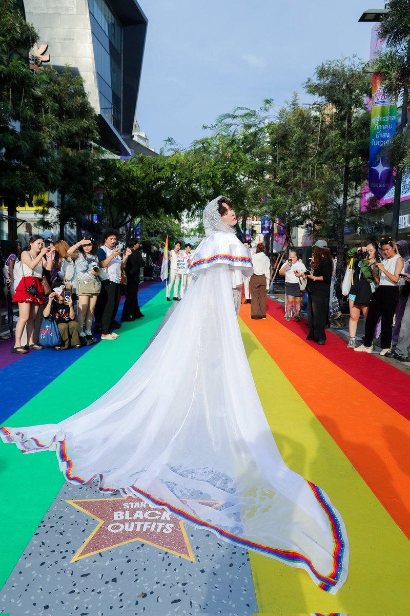 theseriesy_th's tweet photo. “เอิร์ธ กัษมนณัฏฐ์“ สะกดทุกสายตาใน Bangkok Pride 2026 ทลายกรอบด้วยแฟชั่นสุดทรงพลัง "The Transparent Vanguard"
    
#BangkokPride2026 #cooheart #coo111 https://t.co/SskN5rru49