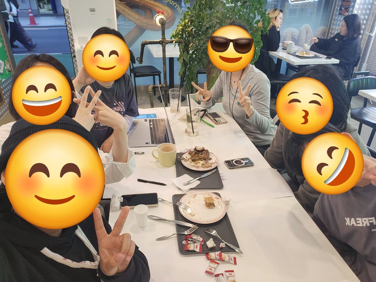 seoulfemi's tweet photo. 0429 동북부 정기모임 후기

서페대연 동북부는 여성폭력 해결을 위한 실천을 주제로 정기모임을 진행했습니다.

여자화장실에 생리대, 탐폰, 그리고 여성폭력을 알리고 해결하기 위한 팸플릿을 비치하기 위해 글을 작성하였는데요,

다 함께 글을 작성하니 내용이 풍부해지는 것은 물론, 혼자였다면 오래 걸렸을 글쓰기 또한 생각 이상으로 빨리 끝낼 수 있었습니다.

또한 우리의 생각을 정리하고 우리의 언어로 체화할 수 있는 뜻깊은 시간이었습니다.