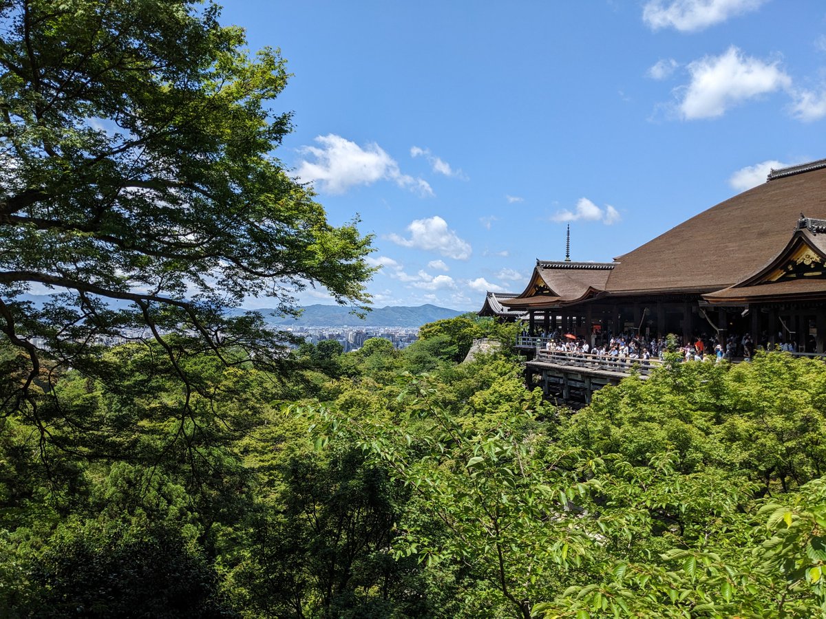 PM_Asset's tweet photo. 【富田秀夫のつぶやき💬】

先週 #清水寺 の近くを歩いていると、乗合タクシーが続々とやってきました。
乗っているのは、すべて修学旅行生たち。駐車している車を見ると、関東各地の中学校名が記された札が外から見えるように置いてあります。運転手さんが学生を案内している姿も。
どこかのCM ではありませんが、「今って、そうなってるの！?」と叫びたくなりました。

#修学旅行 #京都