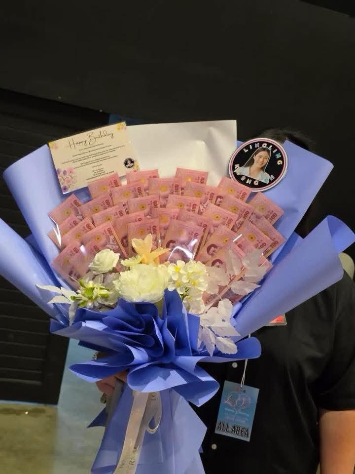 LingKwongPH's tweet photo. A heartfelt thank you to our lovely sponsors for making the special Money Bouquet gift for Lingling Kwong possible! 💜

The bouquet was successfully delivered yesterday in Thailand through Lingling Kwong Thailand Official. Thank you! 🙏 

#LinglingKwong
@lingling_fans https://t.co/mVupWwbo9F