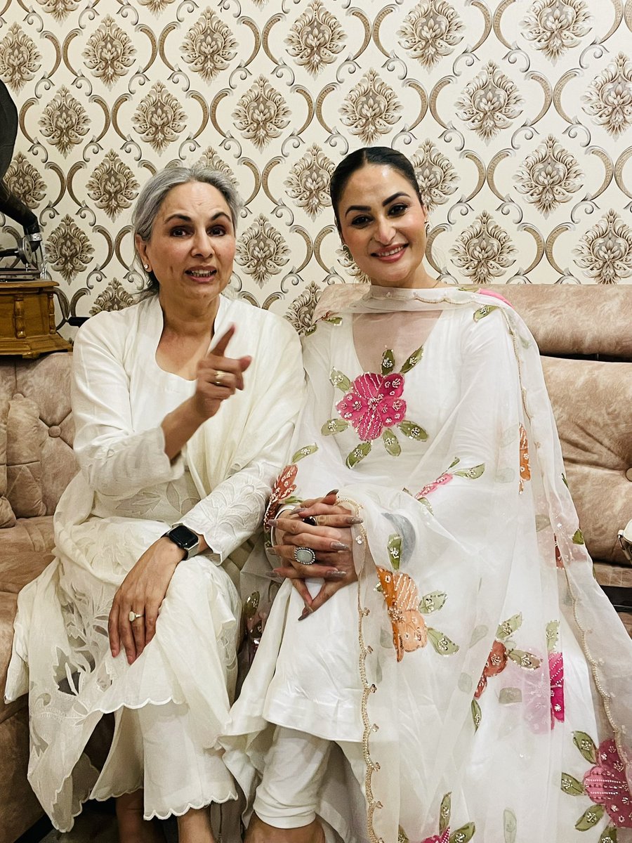 Homestudiojj's tweet photo. @kamaljitneeru maaam and #preetidhilloncanada https://t.co/ZkEvw42uvk