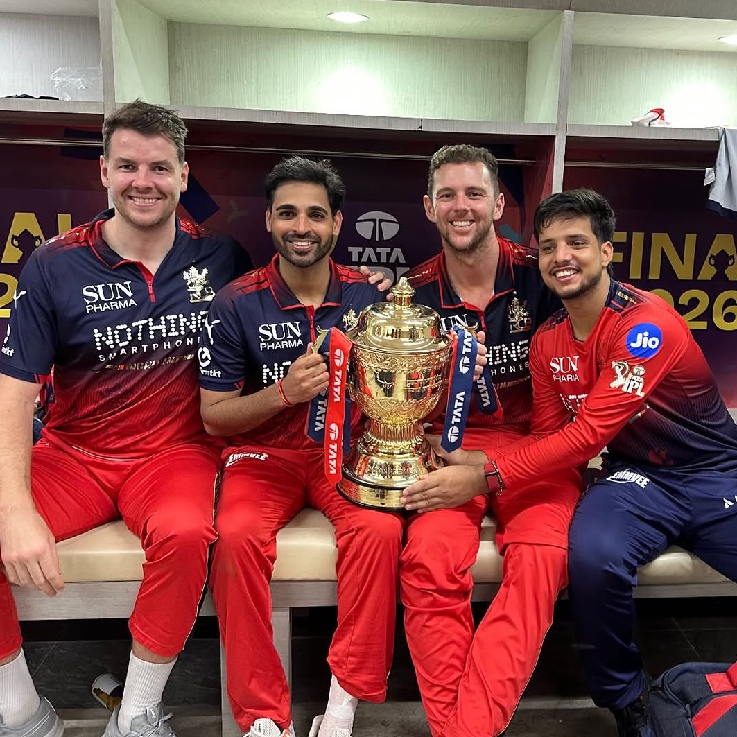 BluntIndianGal's tweet photo. RCB's fast bowling heritage with the trophy 🔥 https://t.co/pwvVP0AAxq