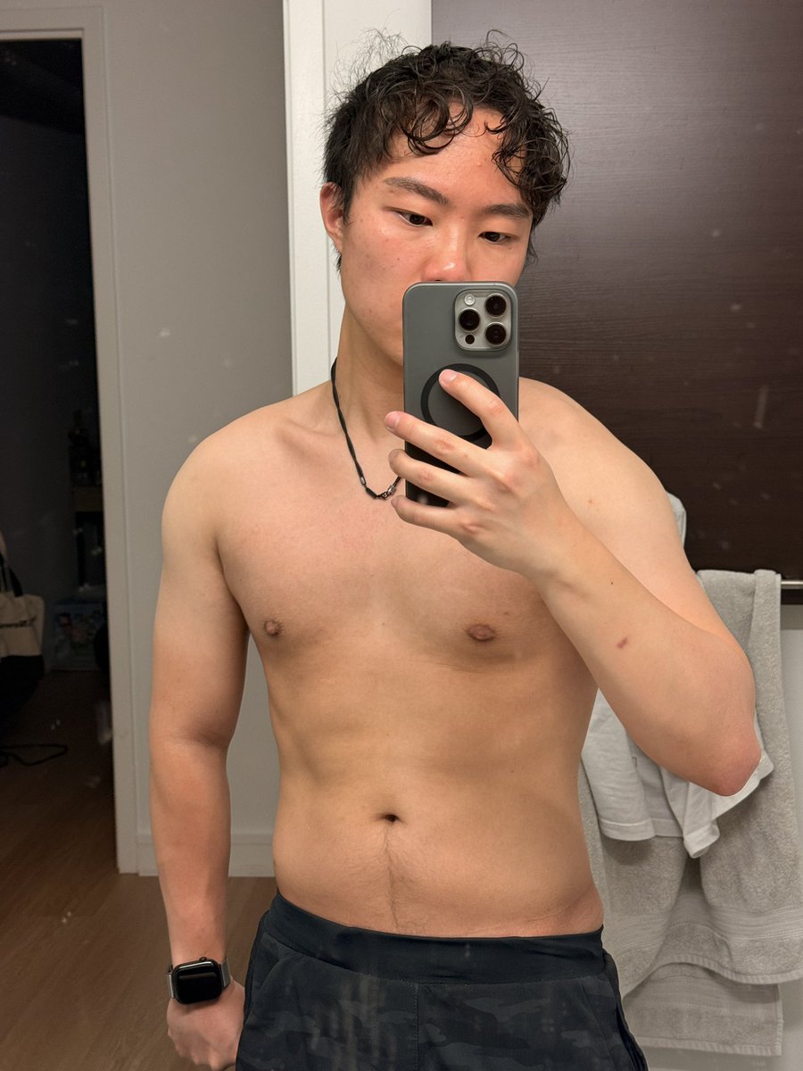 jarxlim's tweet photo. I need to learn how to take better gym photos/get better lighting https://t.co/cQrnGnEBKe